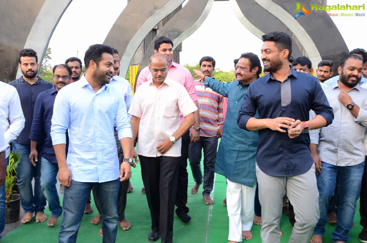 NTR Family Members Pays Tribute at NTR Ghat