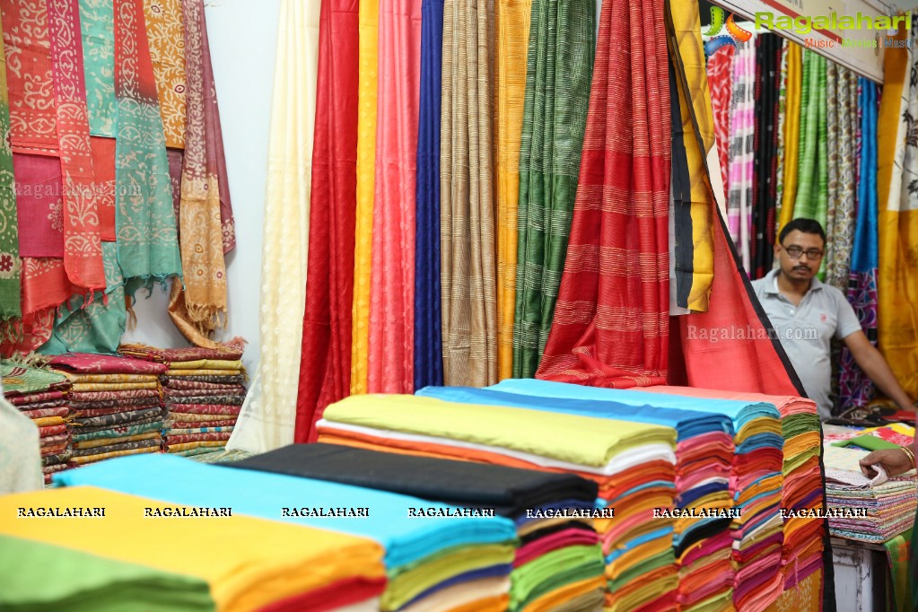 Shalu Chourasiya inaugurates Silk India Expo at Sri Satya Sai Nigamagamam