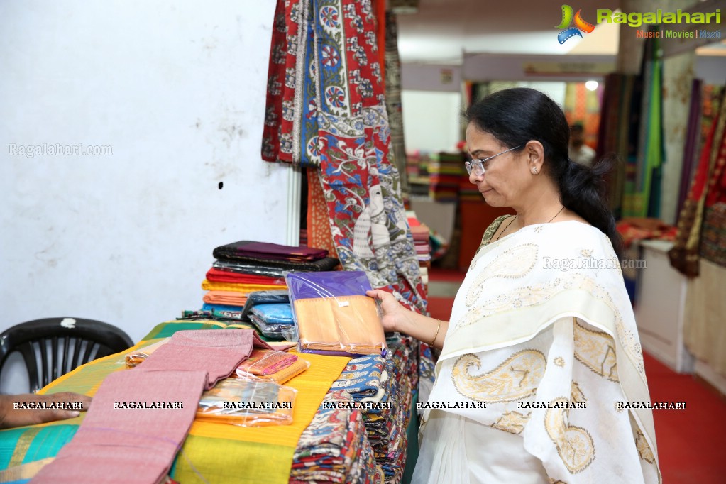 Shalu Chourasiya inaugurates Silk India Expo at Sri Satya Sai Nigamagamam