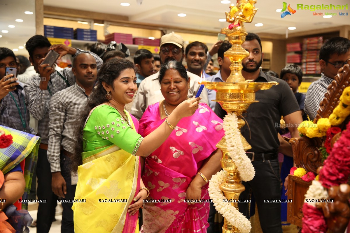 Ritu Varma launches Chennai Silks, Mehdipatnam