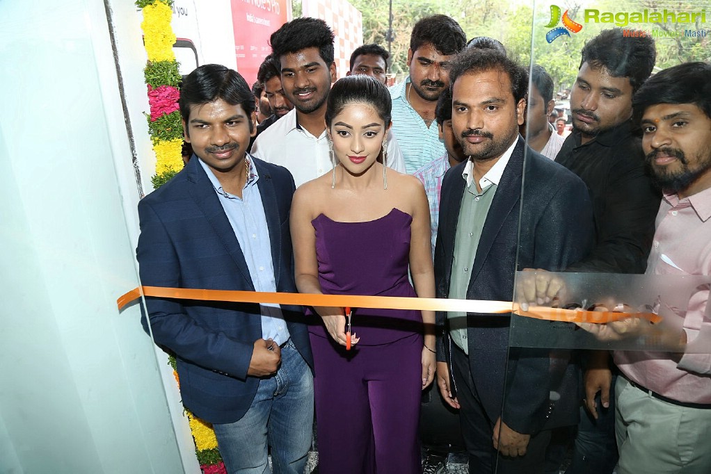 Anu Emmanuel launches Happi Mobiles at Mahbubnagar