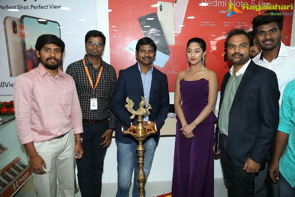 Anu Emmanuel launches Happi Mobiles at Mahbubnagar