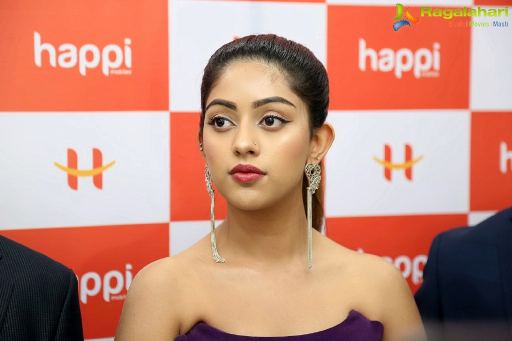 Anu Emmanuel launches Happi Mobiles at Mahbubnagar