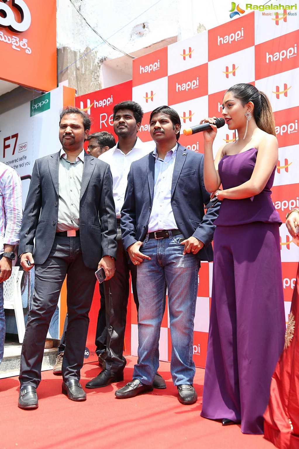 Anu Emmanuel launches Happi Mobiles at Mahbubnagar