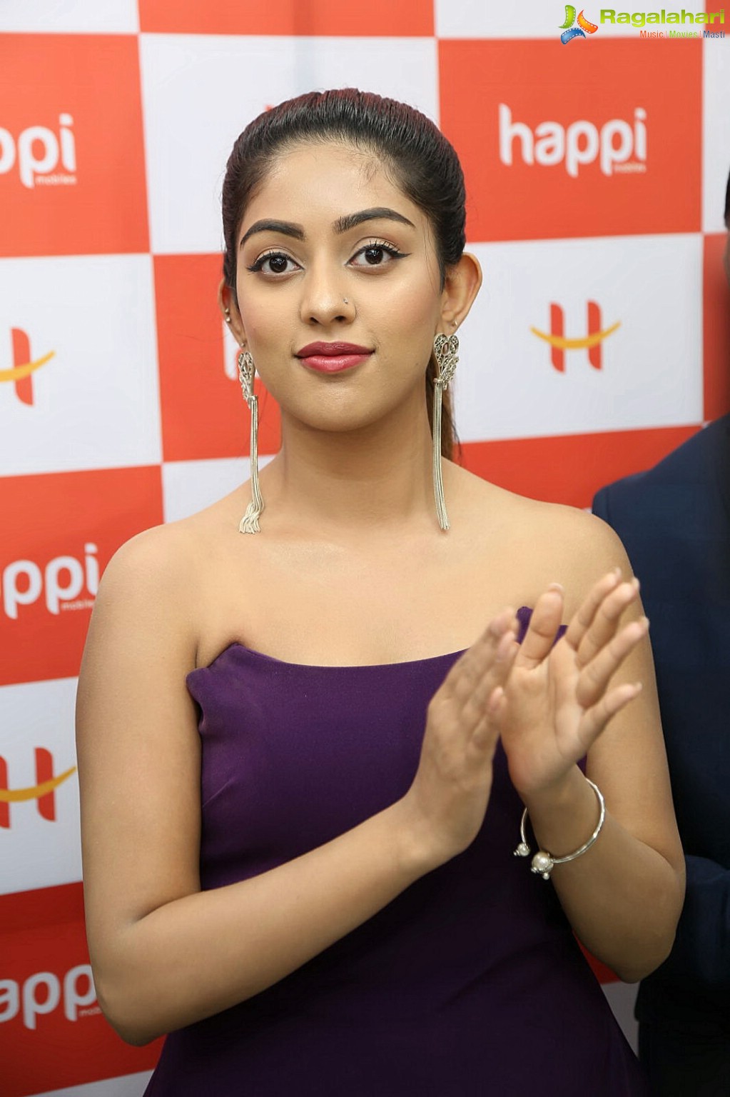 Anu Emmanuel launches Happi Mobiles at Mahbubnagar