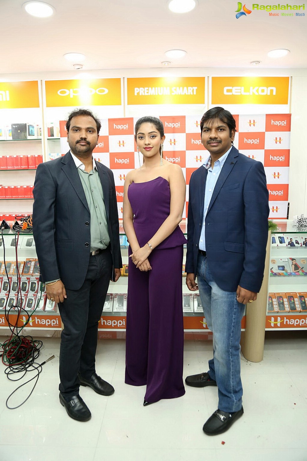 Anu Emmanuel launches Happi Mobiles at Mahbubnagar