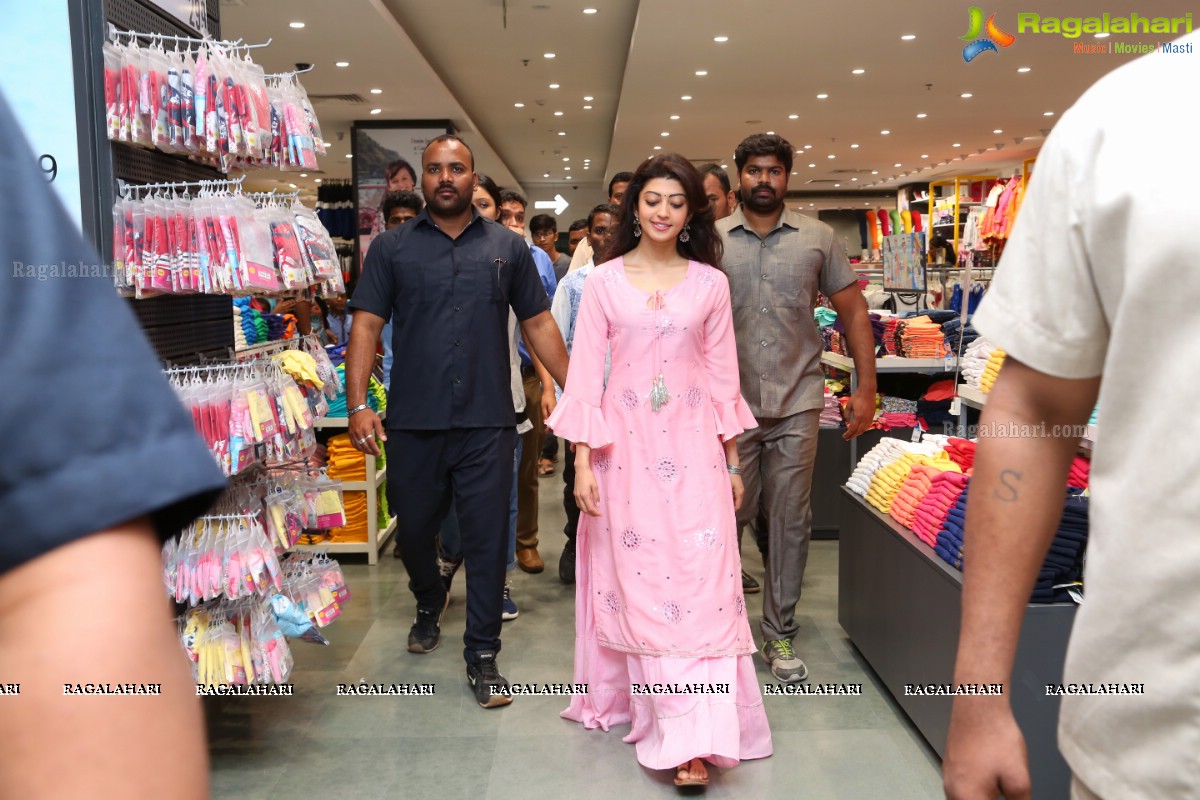 Pranita Subhash unveils Neki Campaign-Neki Mubarak at Big Bazaar, Kachiguda, Hyderabad