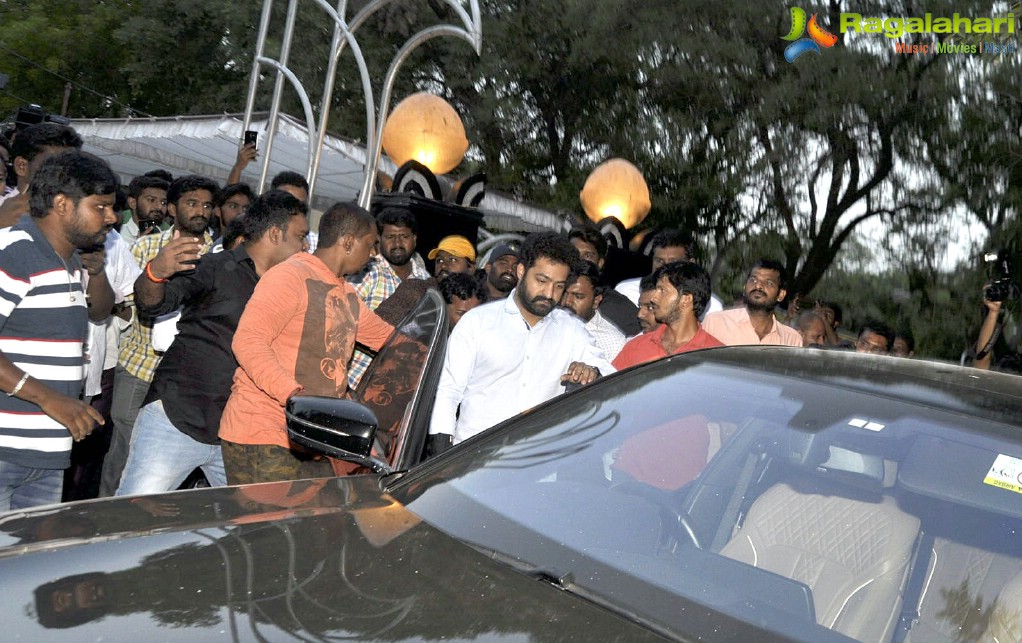 Jr NTR And Kalyan Ram Pay Tribute To NTR At NTR Ghat