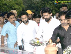 Jr NTR, Kalyan Ram Pay Tribute to NTR at NTR Ghat