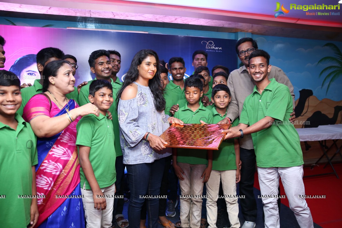 Mithali Raj With Manchikalalu Organization Kids at Grill-9 Restaurant