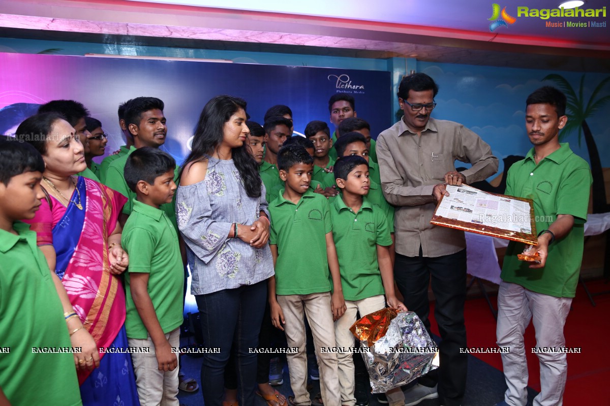 Mithali Raj With Manchikalalu Organization Kids at Grill-9 Restaurant