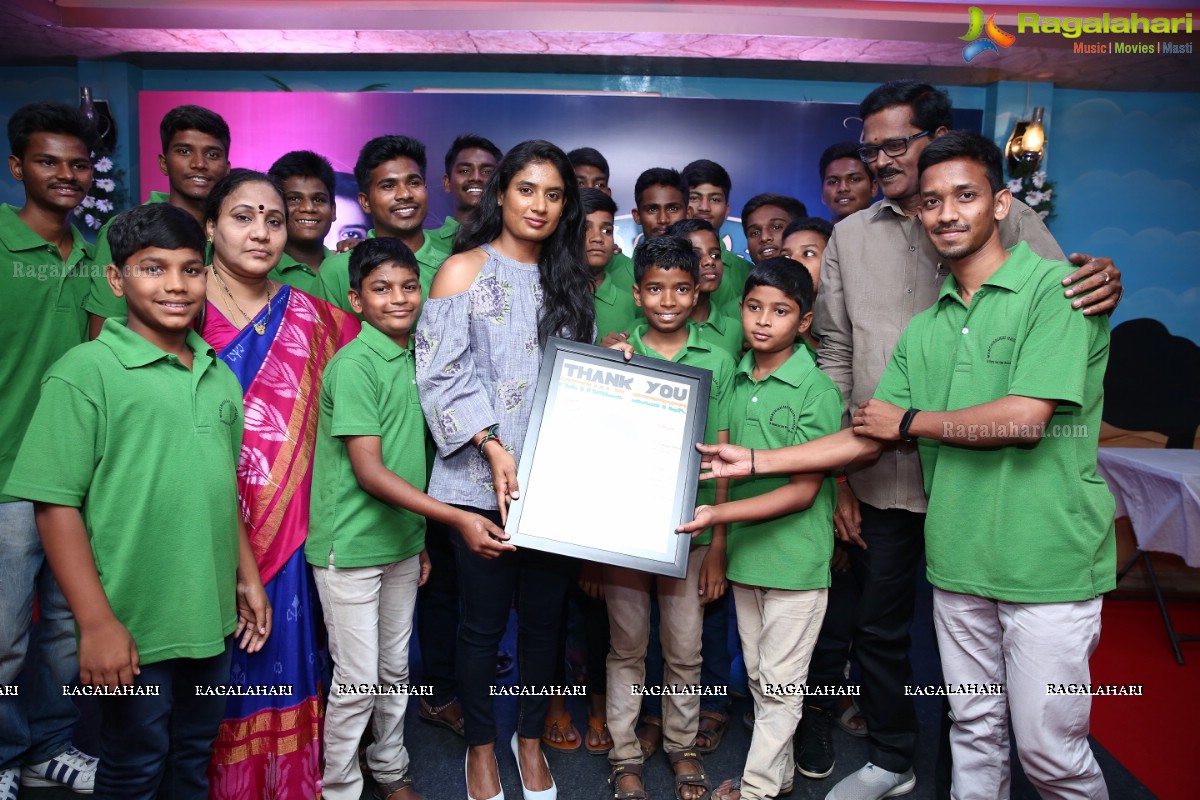 Mithali Raj With Manchikalalu Organization Kids at Grill-9 Restaurant