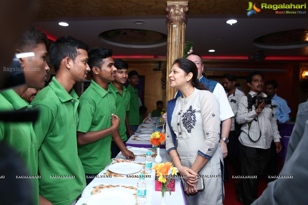 Mithali Raj With Manchikalalu Organization Kids at Grill-9 Restaurant