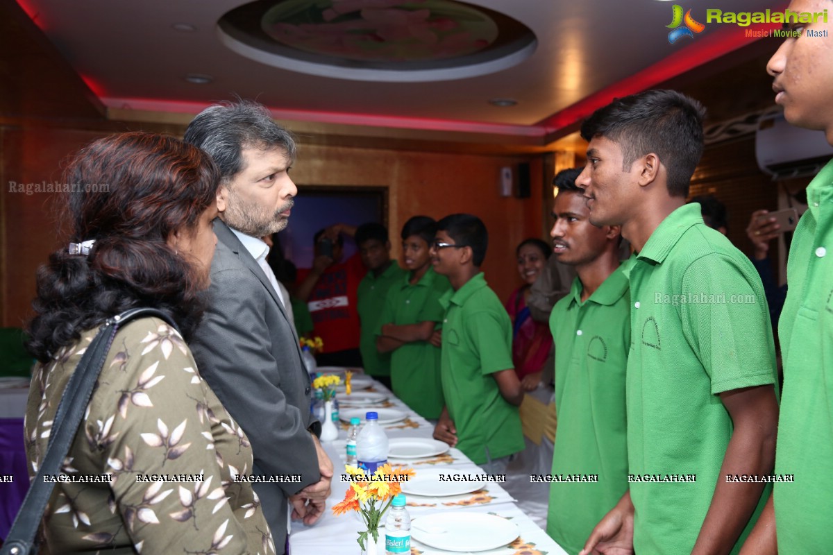 Mithali Raj With Manchikalalu Organization Kids at Grill-9 Restaurant