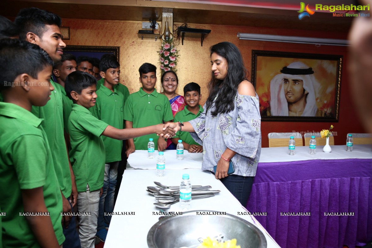 Mithali Raj With Manchikalalu Organization Kids at Grill-9 Restaurant