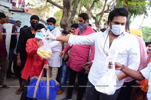 Manchu Manoj Arranged Busses For Migrant Laborers