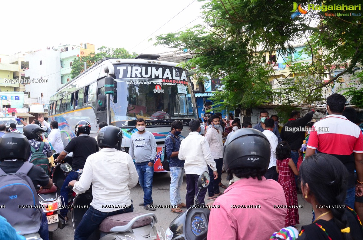 Manchu Manoj Arranged Busses For Migrant Laborers