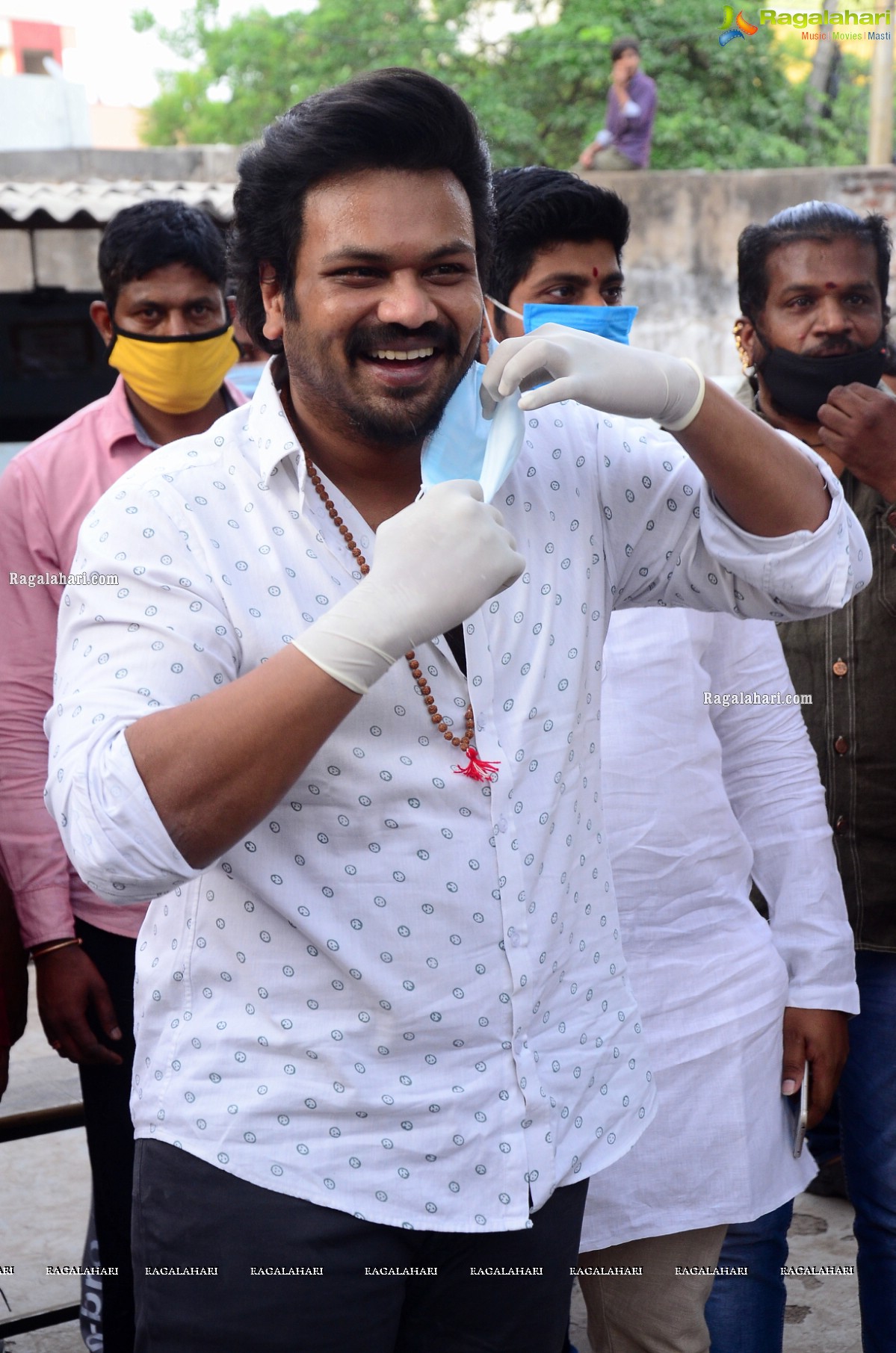 Manchu Manoj Arranged Busses For Migrant Laborers