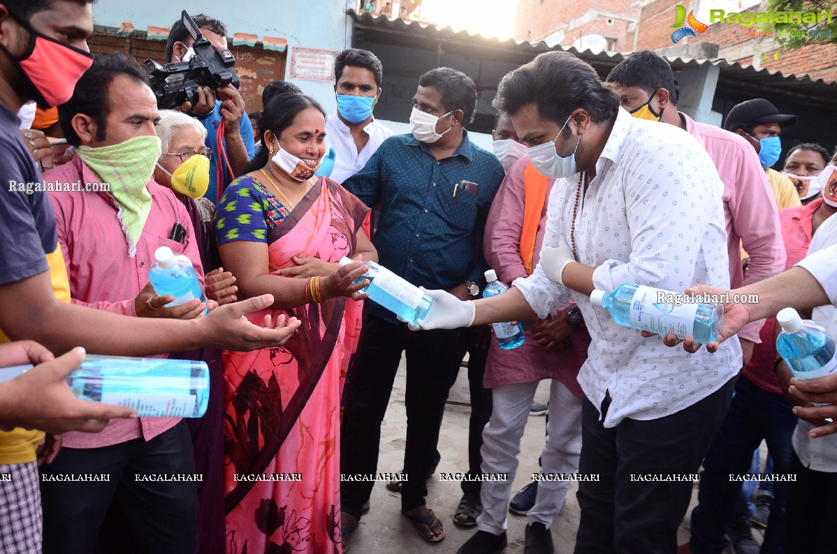 Manchu Manoj Arranged Busses For Migrant Laborers