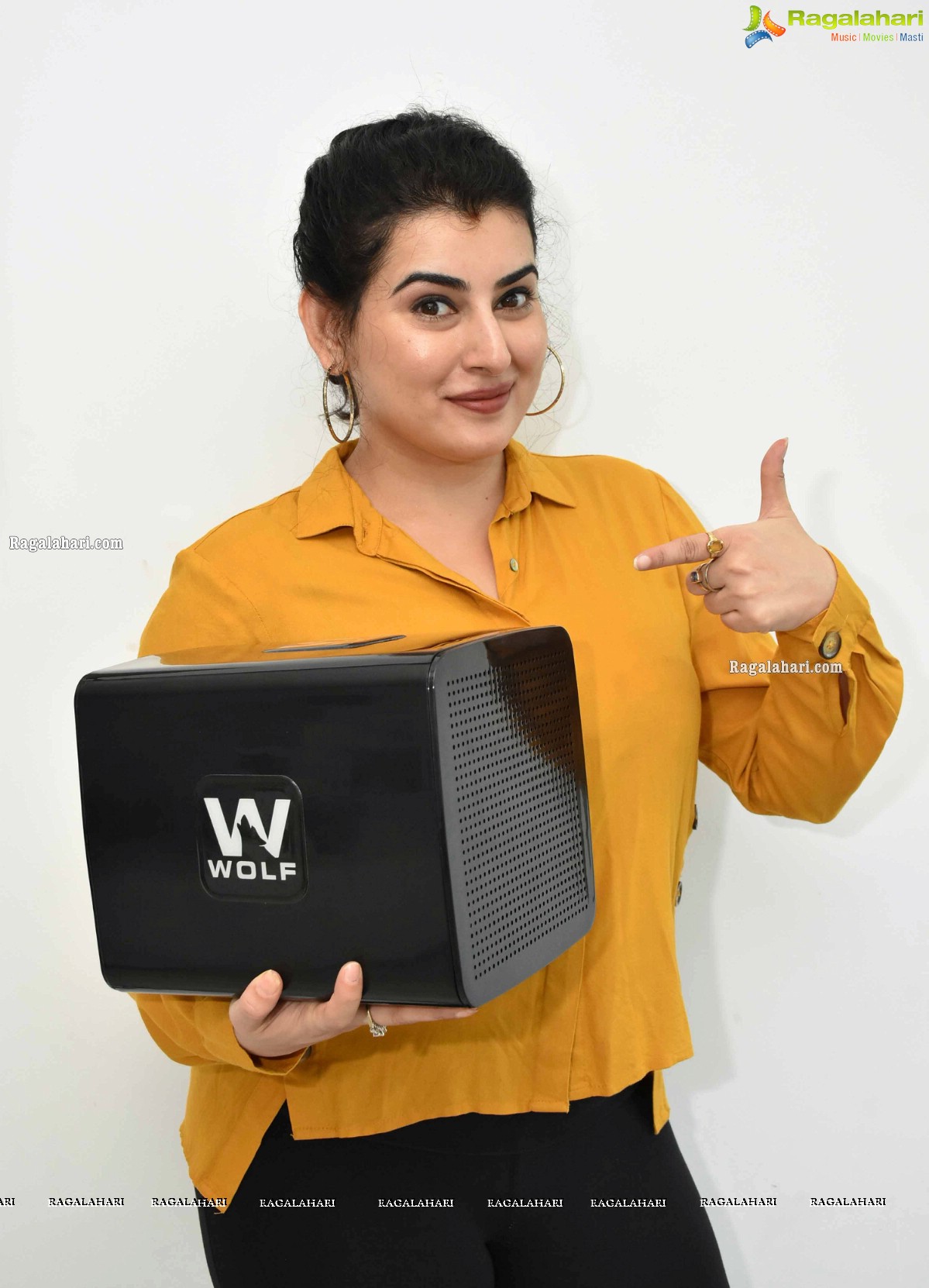 Archana Veda unveils Wolf Air Mask