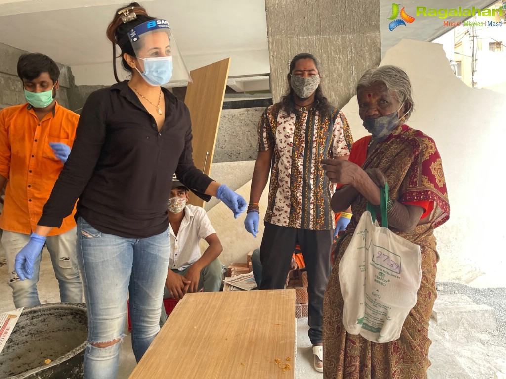 Sanjjanaa Galrani's Team Helps People in Pandemic