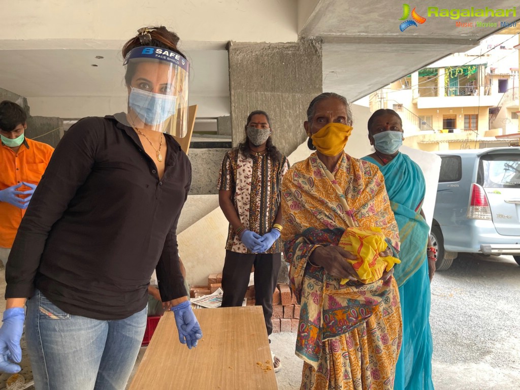 Sanjjanaa Galrani's Team Helps People in Pandemic