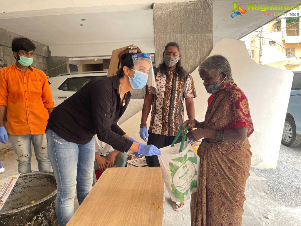 Sanjjanaa Galrani's Team Helps People in Pandemic