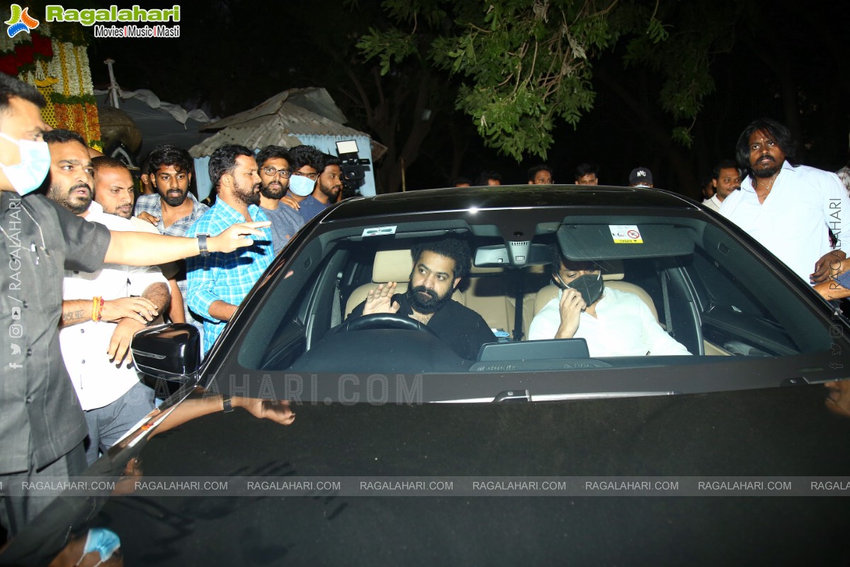 Jr NTR, Nandamuri Kalyanram and Others Pay Their Tribute to NTR on 100th Birth Anniversary