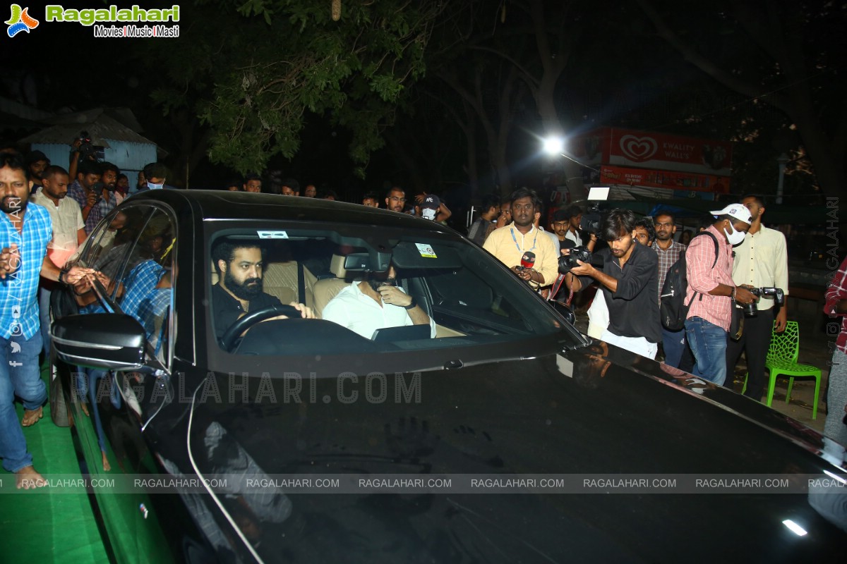 Jr NTR, Nandamuri Kalyanram and Others Pay Their Tribute to NTR on 100th Birth Anniversary