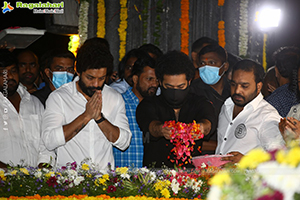 NTR Jayanthi - Jr NTR, Kalyan Ram Pay Tribute at NTR Ghat