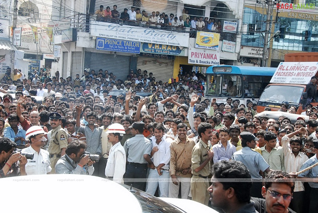 Mahesh Babu at Univercell as Brand Ambassador