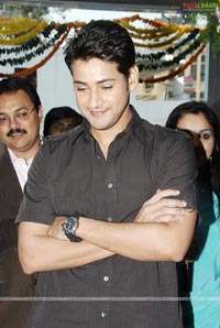 Mahesh Babu at Univercell as Brand Ambassador