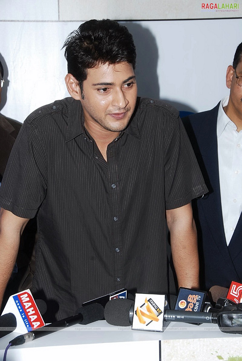 Mahesh Babu at Univercell as Brand Ambassador