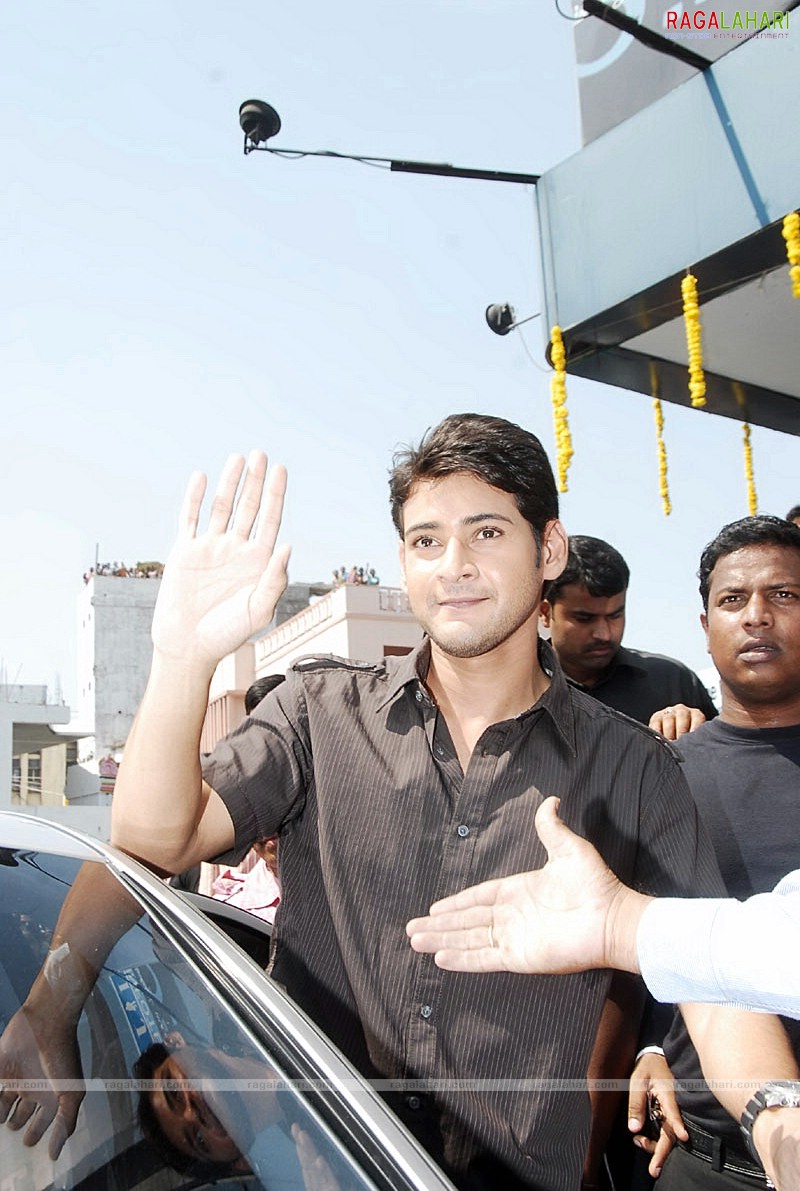 Mahesh Babu at Univercell as Brand Ambassador