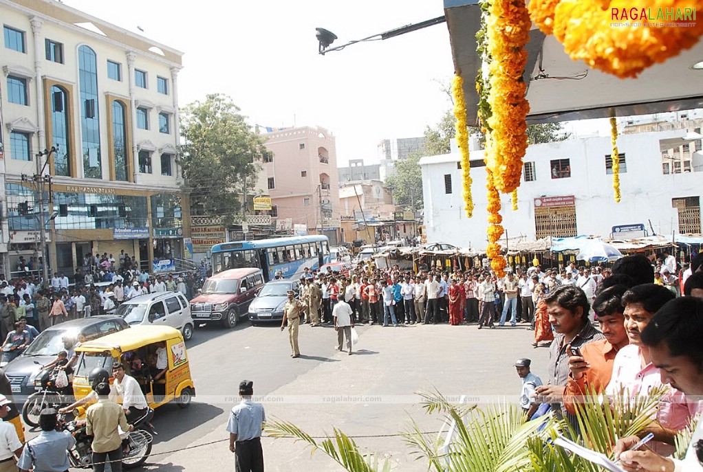 Mahesh Babu at Univercell as Brand Ambassador