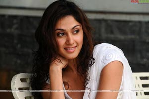 Raja, Manjari Fadnis, Richa