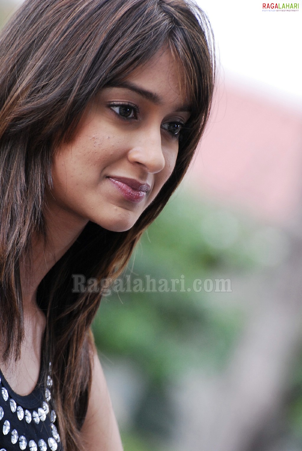 Ileana D'Cruz Photos in Tight Jeans