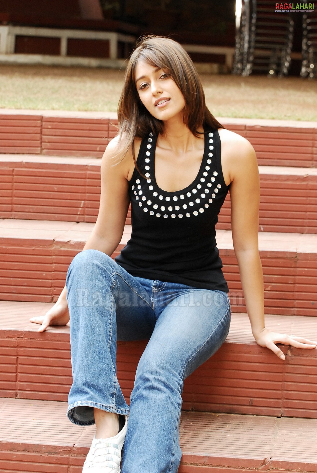 Ileana D'Cruz Photos in Tight Jeans