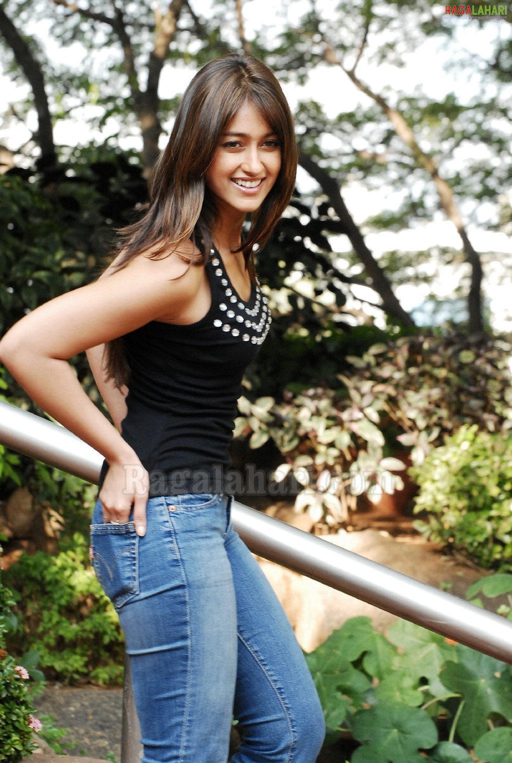 Ileana D'Cruz Photos in Tight Jeans