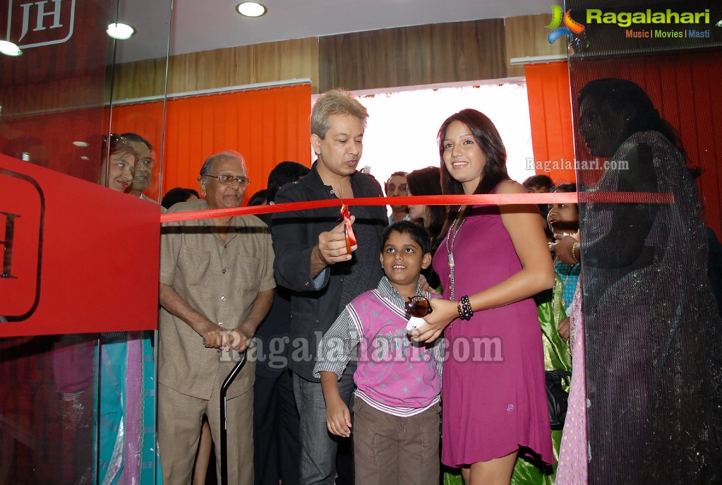 Jawed Habib Hair & Beauty Studio Launch at Rajbhavan Road