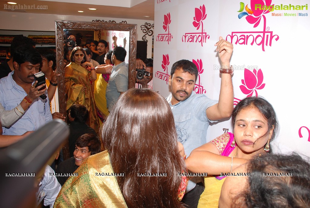 Vidya Balan launches 'Divine Wedding Collections' at Mandir, Hyd