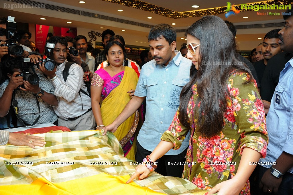 Vidya Balan launches 'Divine Wedding Collections' at Mandir, Hyd