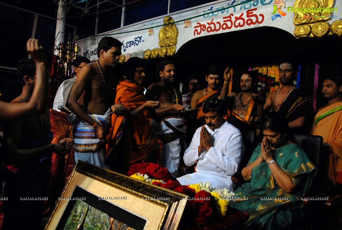 Chiranjeevi visits Film Nagar Temple