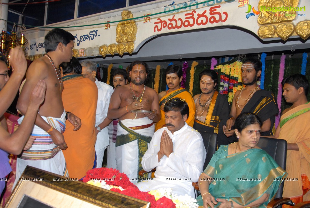 Chiranjeevi visits Film Nagar Temple