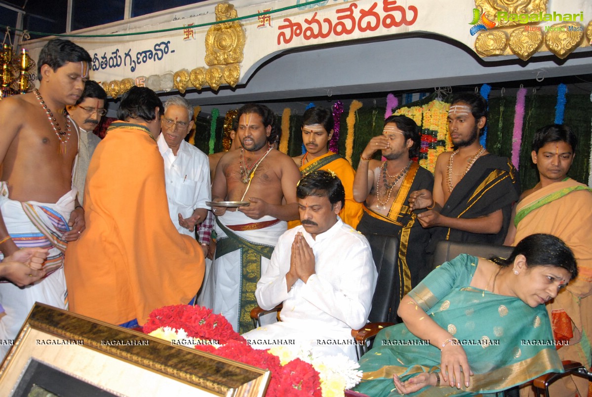 Chiranjeevi visits Film Nagar Temple