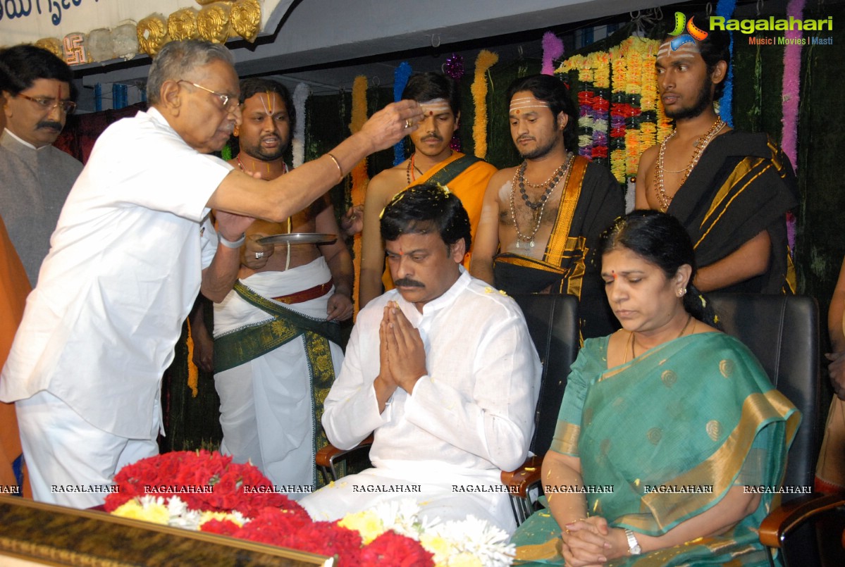 Chiranjeevi visits Film Nagar Temple