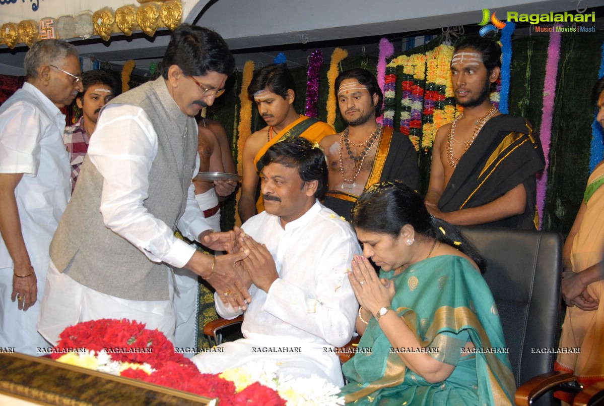 Chiranjeevi visits Film Nagar Temple