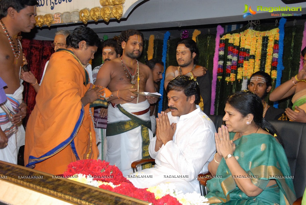 Chiranjeevi visits Film Nagar Temple