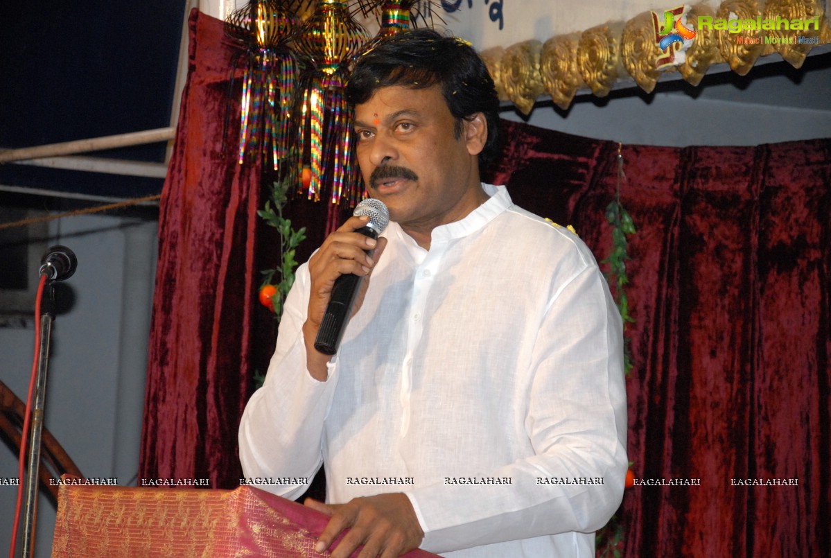 Chiranjeevi visits Film Nagar Temple