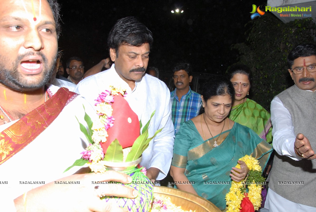 Chiranjeevi visits Film Nagar Temple